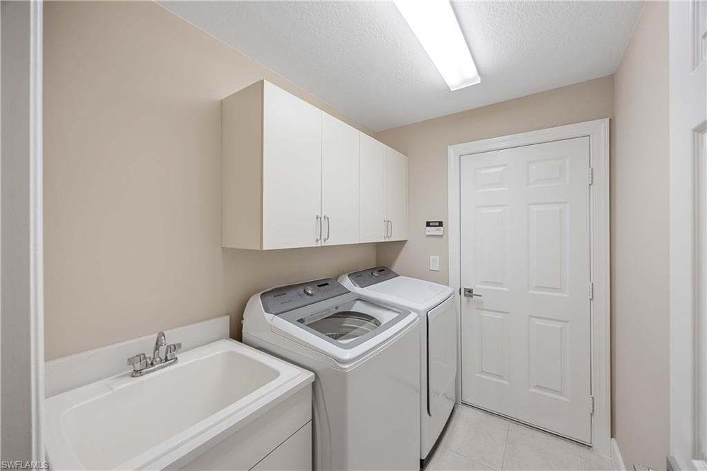 8920 Mustang Island Cir, Naples, FL 34113-16