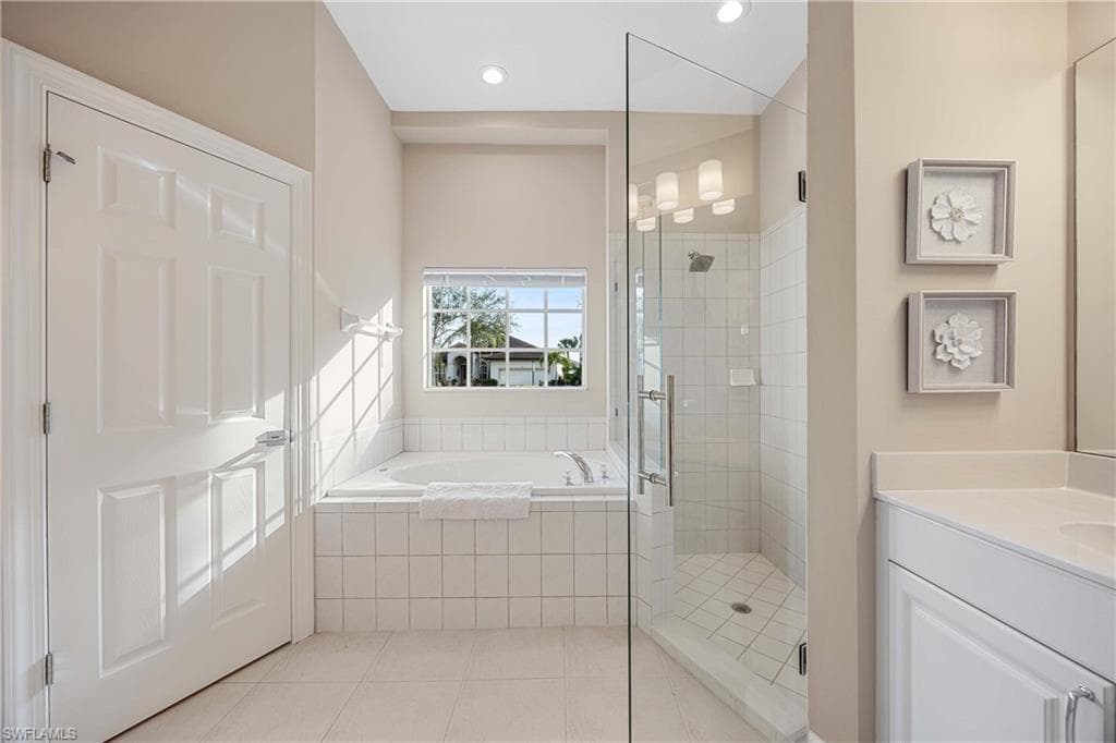 8920 Mustang Island Cir, Naples, FL 34113-24