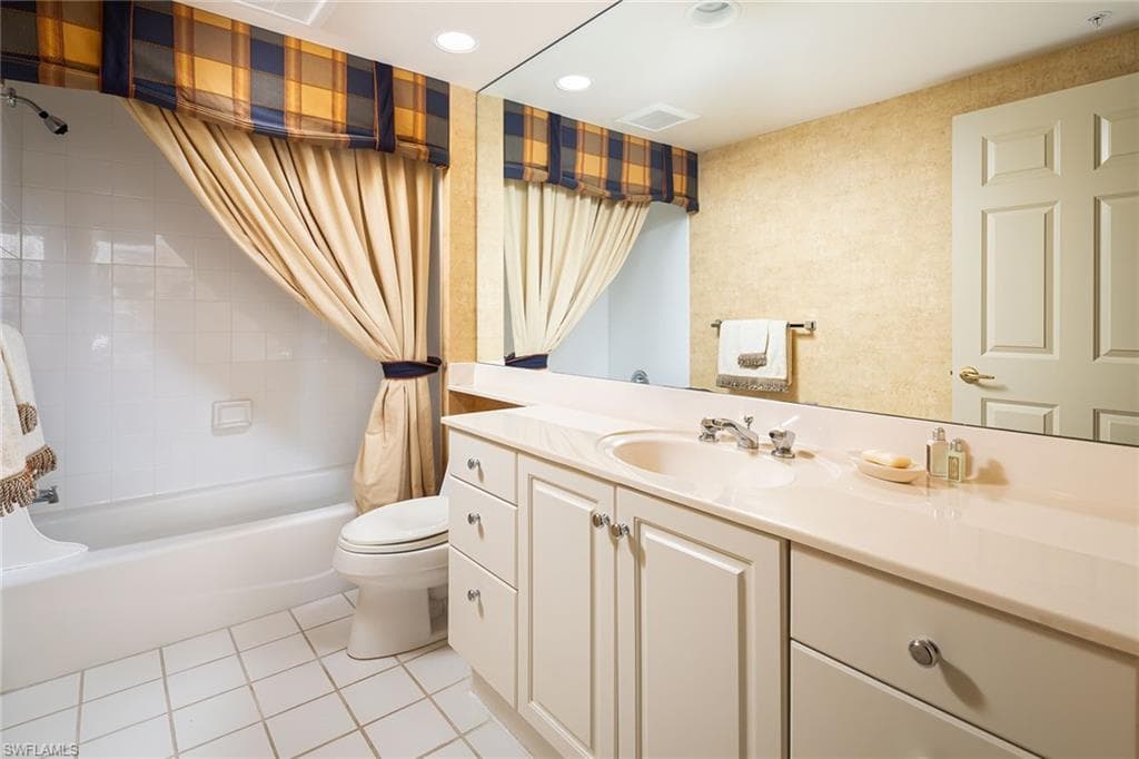 425 Dockside Dr 404, Naples, FL 34110-23