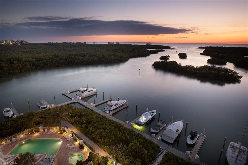 425 Dockside Dr 404, Naples, FL 34110-2