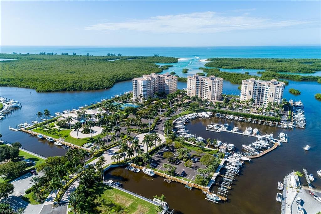 425 Dockside Dr 404, Naples, FL 34110-3