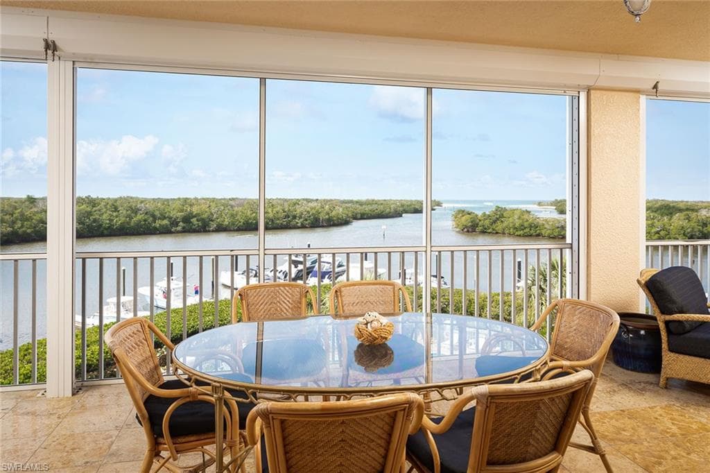 425 Dockside Dr 404, Naples, FL 34110-7