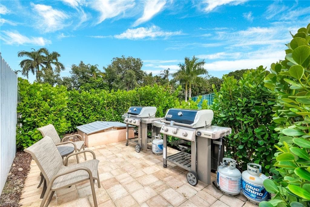 555 Park Shore Dr B-412, Naples, FL 34103-26