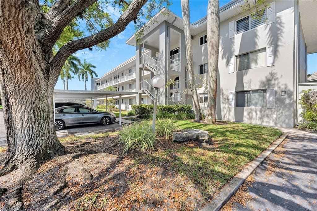 215 Cypress Way E D8, Naples, FL 34110-17