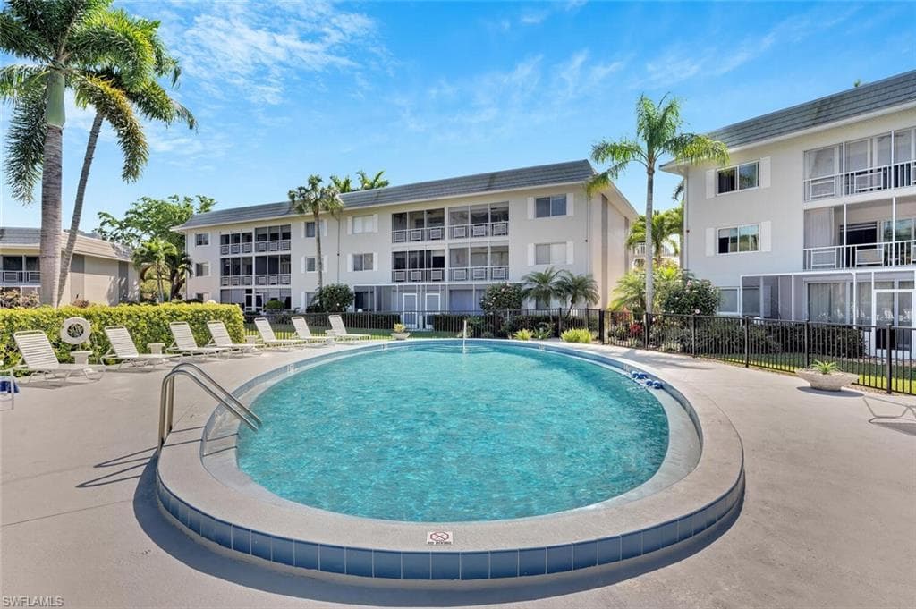 215 Cypress Way E D8, Naples, FL 34110-1