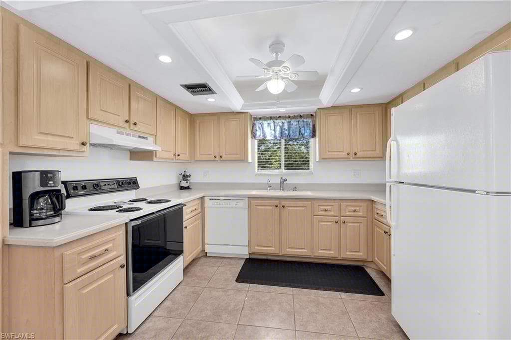 215 Cypress Way E D8, Naples, FL 34110-7