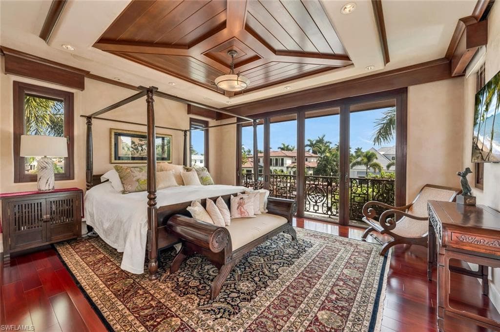 2233 Forrest Ln, Naples, FL 34102-32