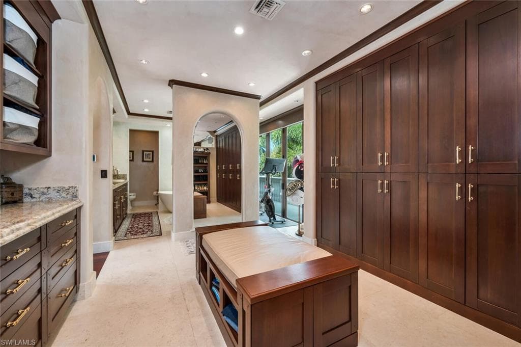 2233 Forrest Ln, Naples, FL 34102-33