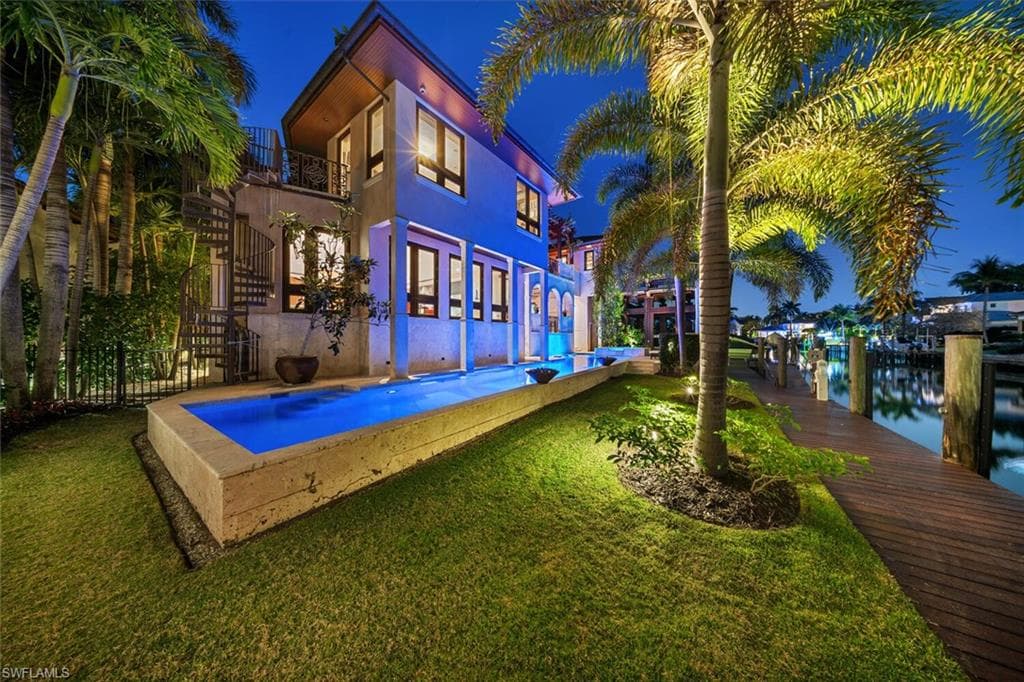 2233 Forrest Ln, Naples, FL 34102-3