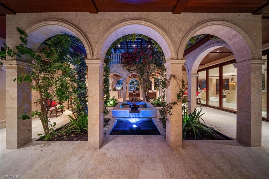 2233 Forrest Ln, Naples, FL 34102-4