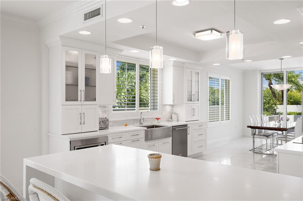455 Cove Tower Dr 304, Naples, FL 34110-9