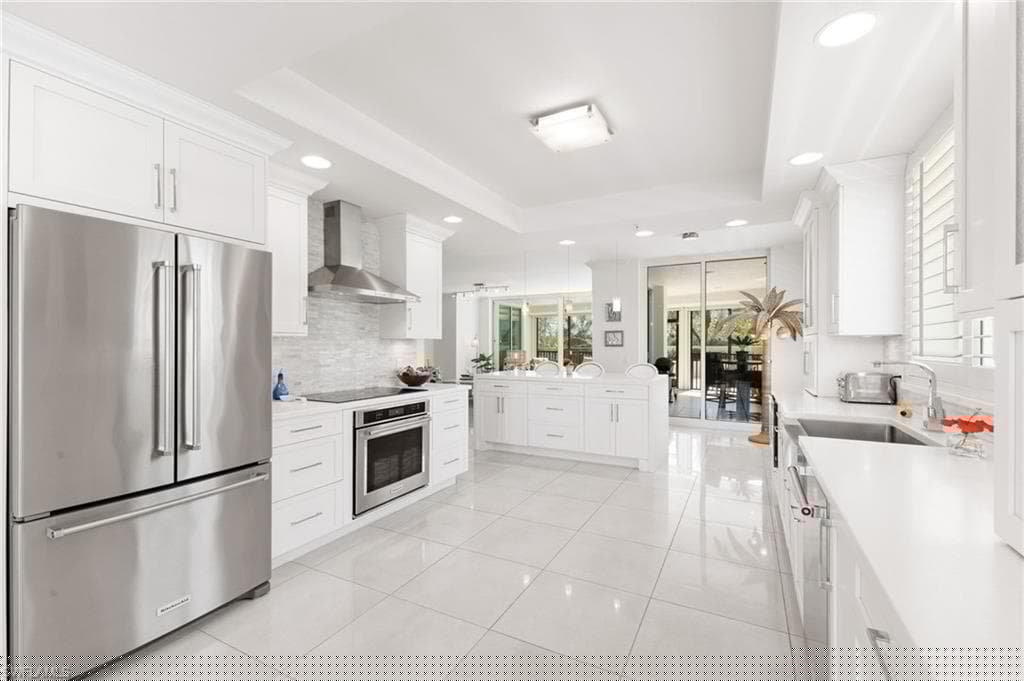 455 Cove Tower Dr 304, Naples, FL 34110-10