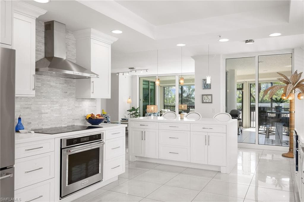 455 Cove Tower Dr 304, Naples, FL 34110-11
