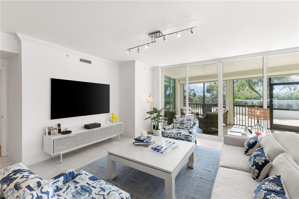 455 Cove Tower Dr 304, Naples, FL 34110-12