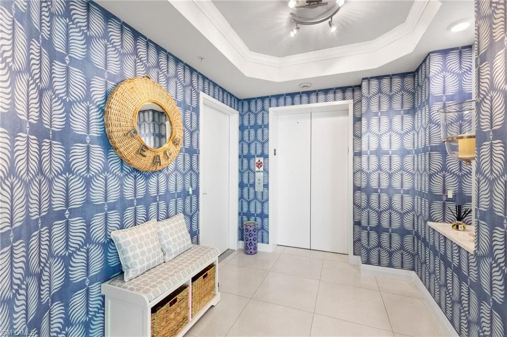 455 Cove Tower Dr 304, Naples, FL 34110-14