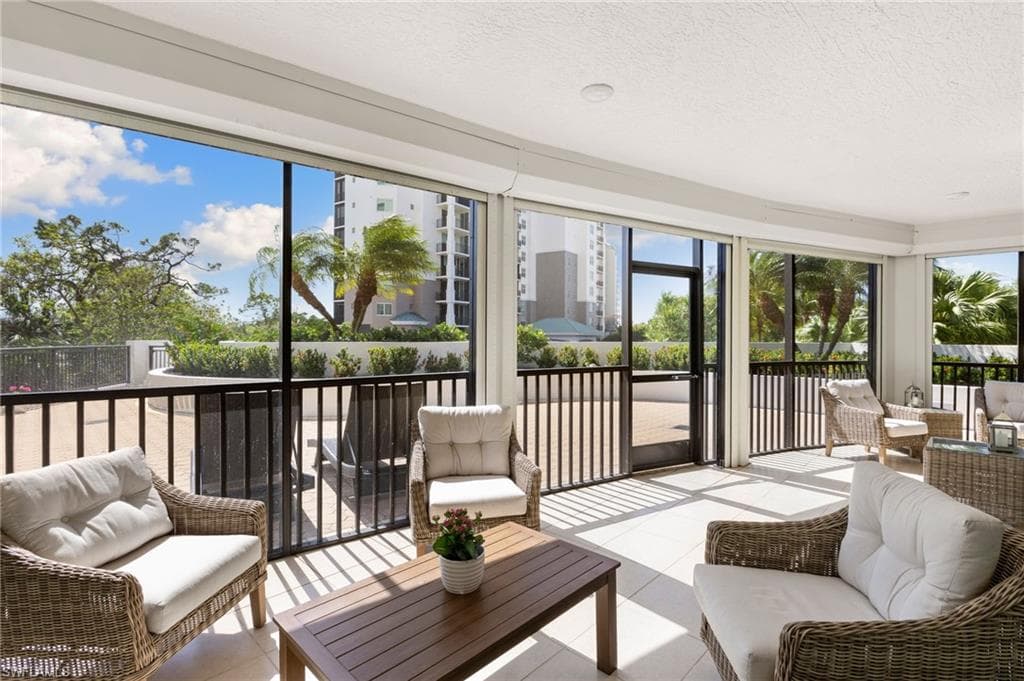 455 Cove Tower Dr 304, Naples, FL 34110-18