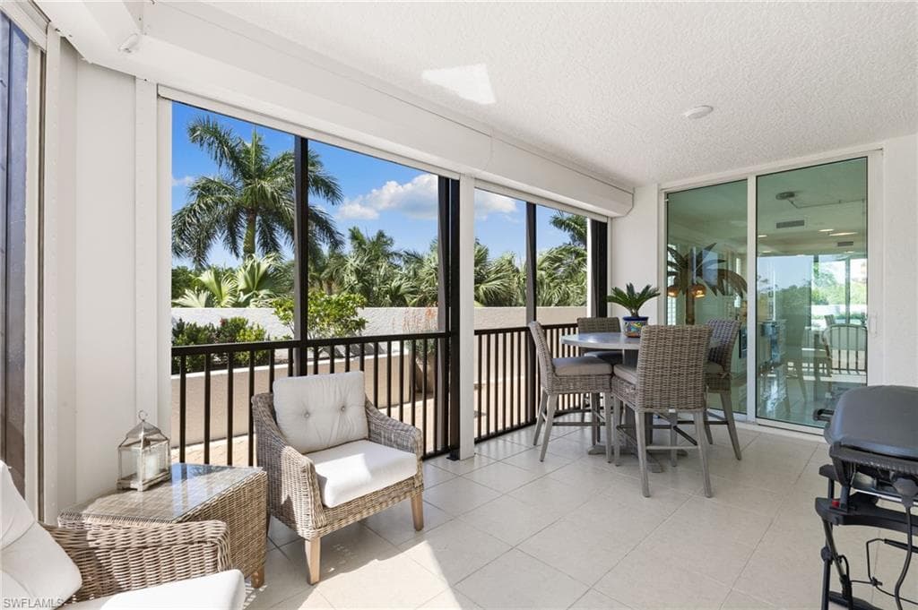 455 Cove Tower Dr 304, Naples, FL 34110-19