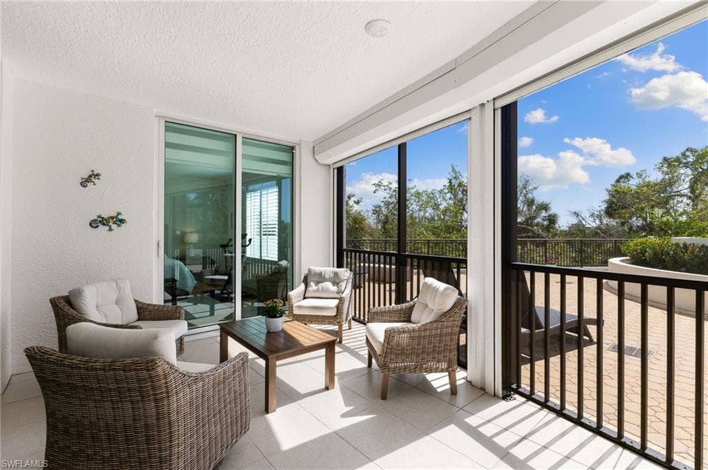 455 Cove Tower Dr 304, Naples, FL 34110-20