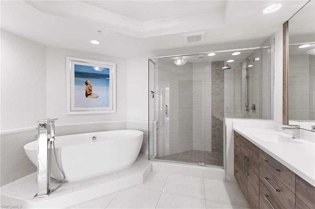 455 Cove Tower Dr 304, Naples, FL 34110-24