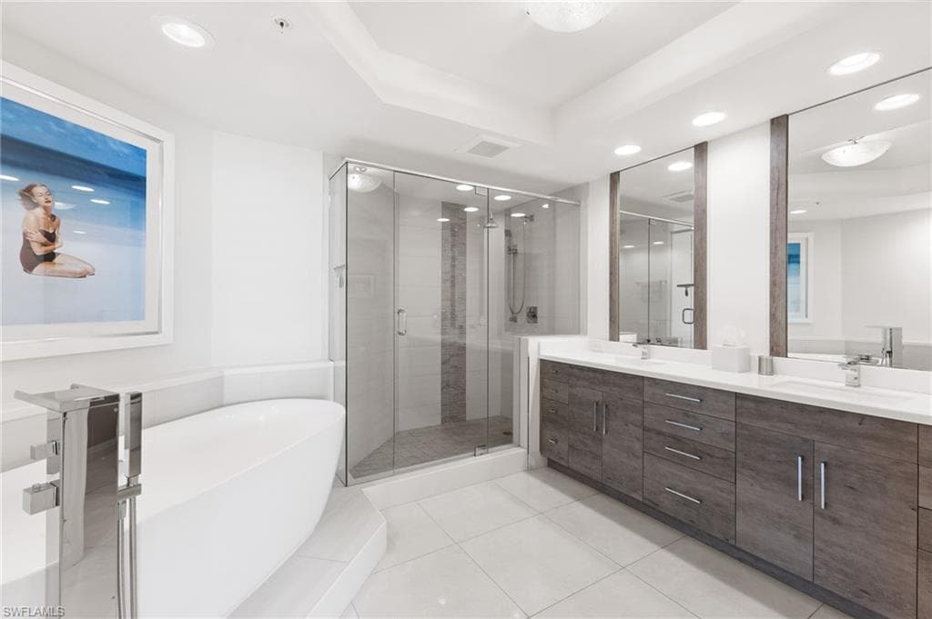 455 Cove Tower Dr 304, Naples, FL 34110-25