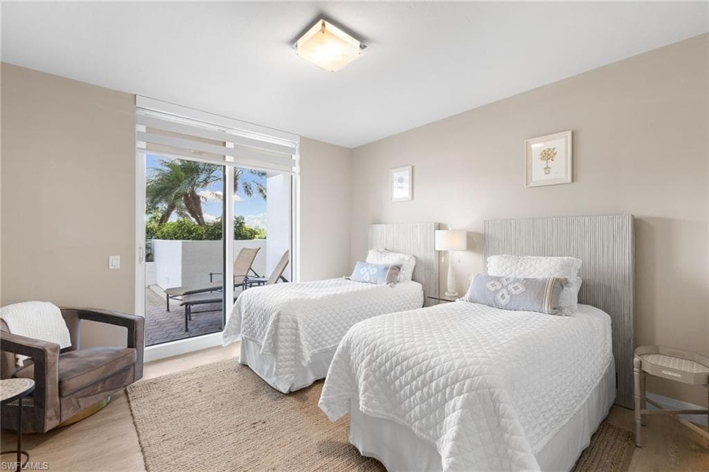 455 Cove Tower Dr 304, Naples, FL 34110-28