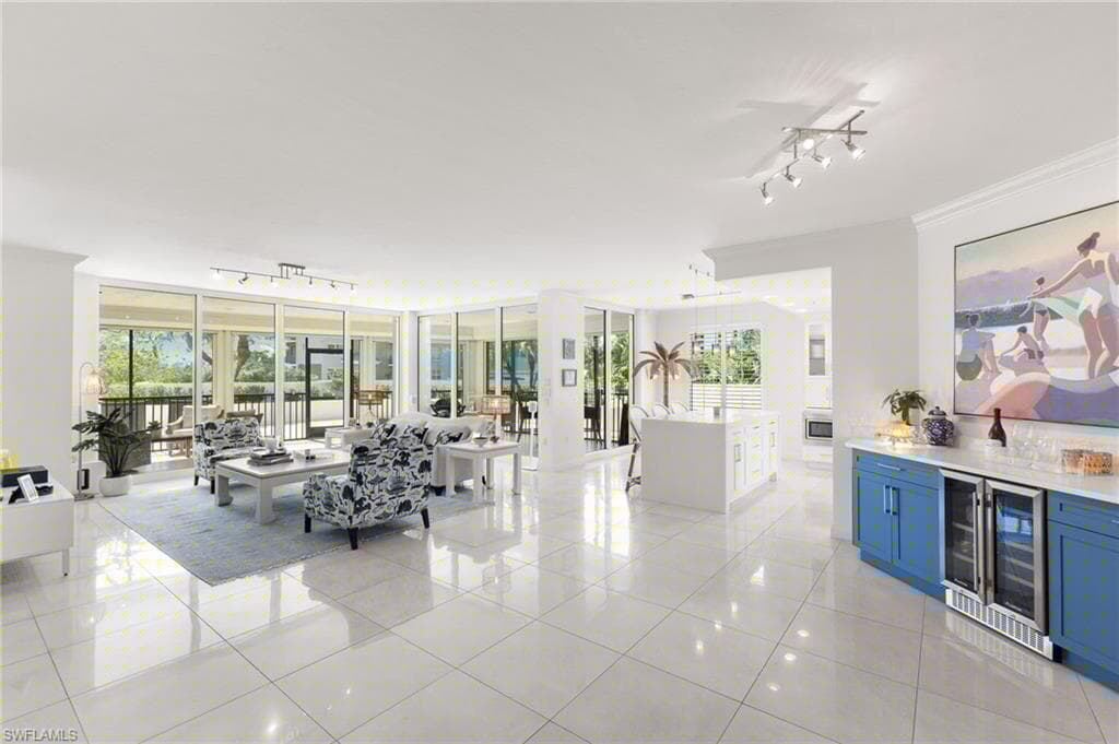 455 Cove Tower Dr 304, Naples, FL 34110-2