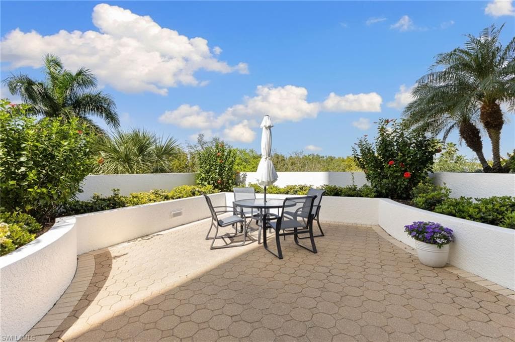 455 Cove Tower Dr 304, Naples, FL 34110-32