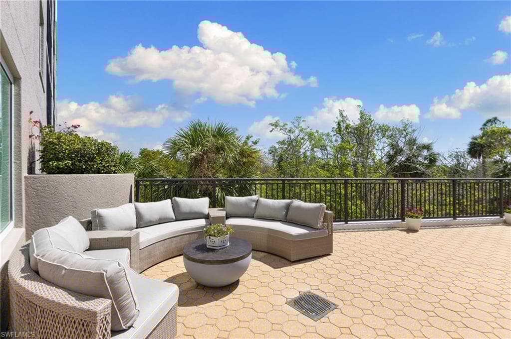 455 Cove Tower Dr 304, Naples, FL 34110-33