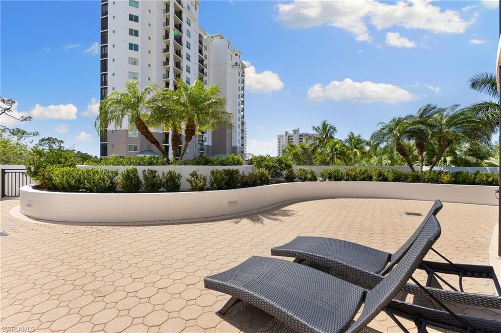 455 Cove Tower Dr 304, Naples, FL 34110-34