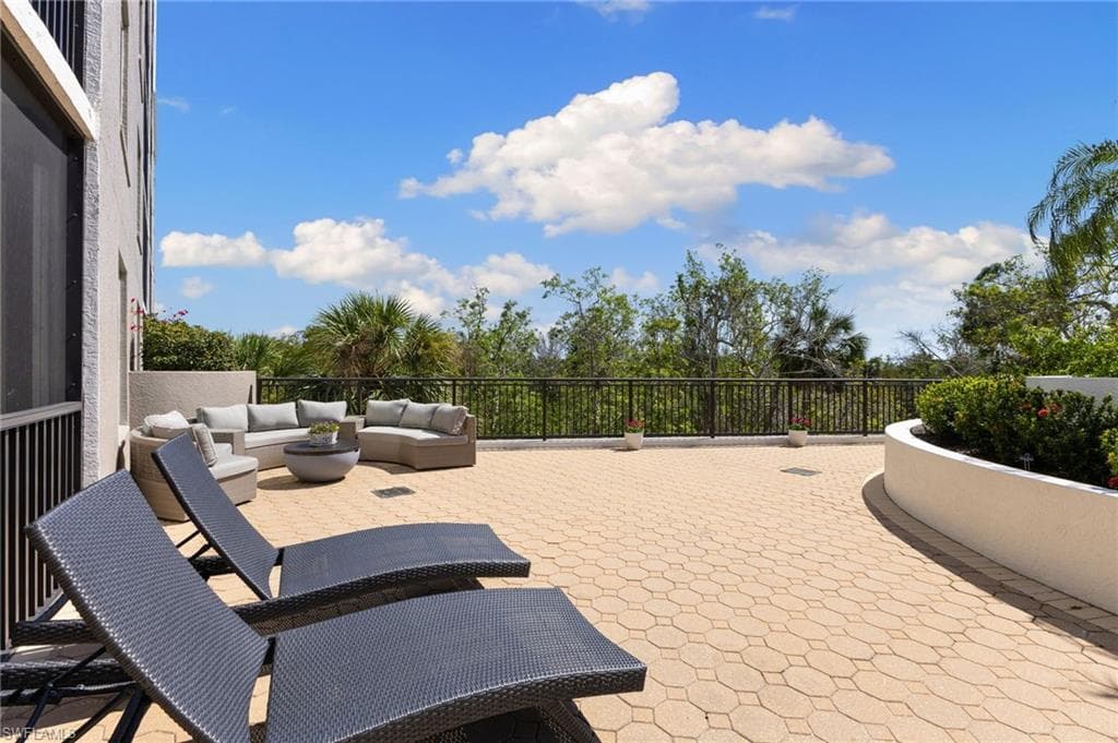 455 Cove Tower Dr 304, Naples, FL 34110-35