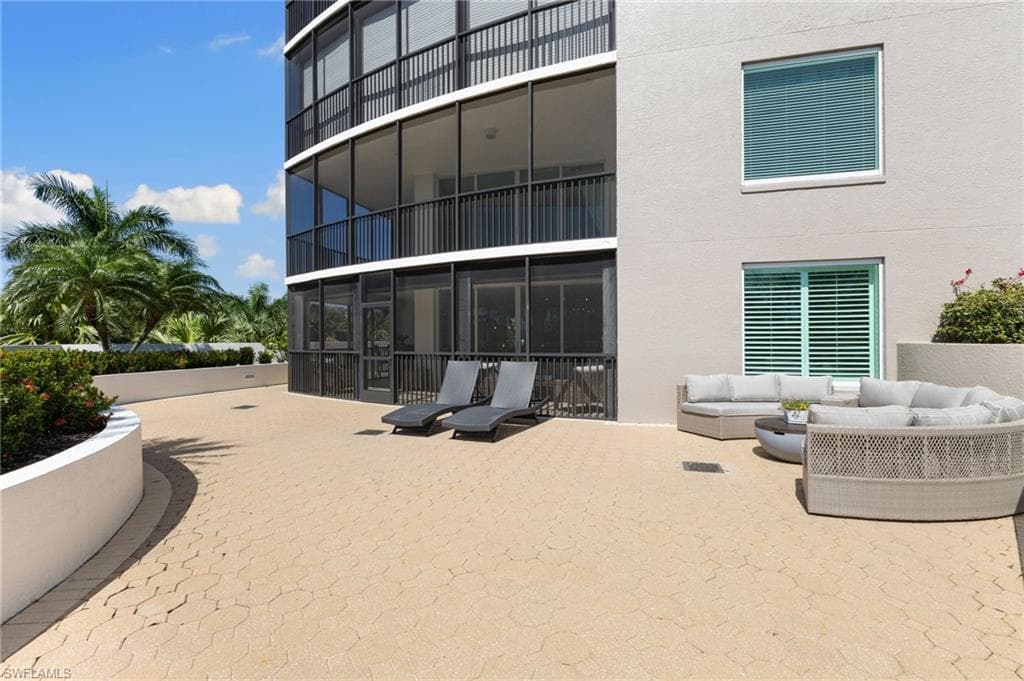 455 Cove Tower Dr 304, Naples, FL 34110-36