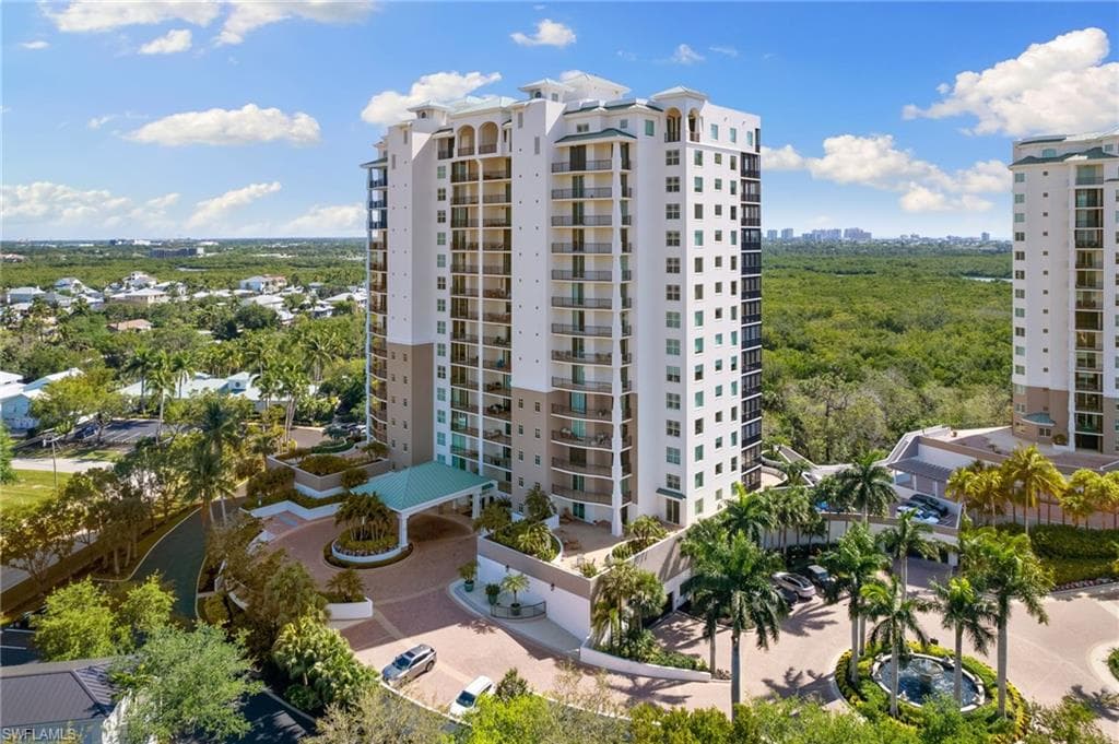 455 Cove Tower Dr 304, Naples, FL 34110-38