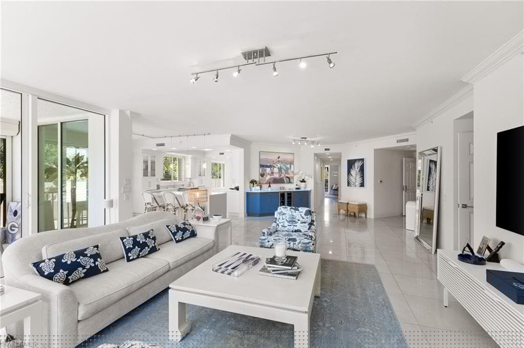 455 Cove Tower Dr 304, Naples, FL 34110-3