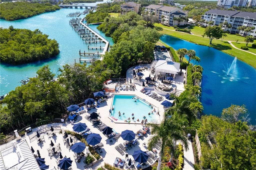 455 Cove Tower Dr 304, Naples, FL 34110-39