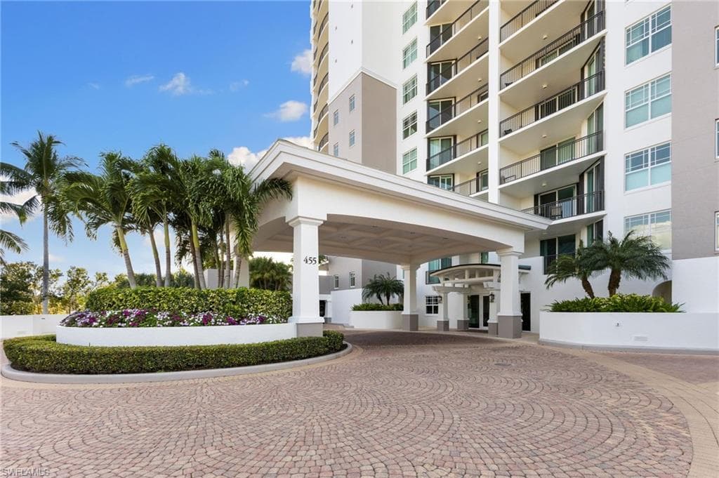 455 Cove Tower Dr 304, Naples, FL 34110-43