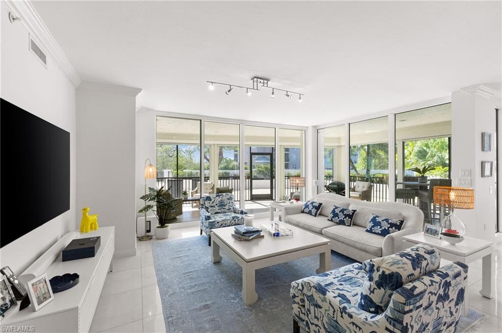 455 Cove Tower Dr 304, Naples, FL 34110-4