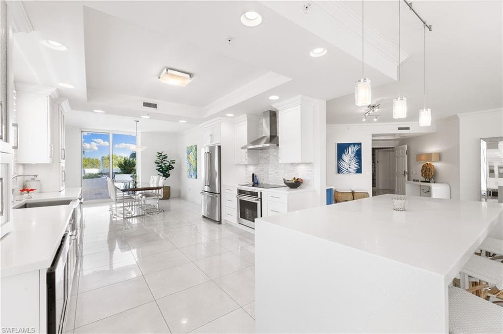 455 Cove Tower Dr 304, Naples, FL 34110-5