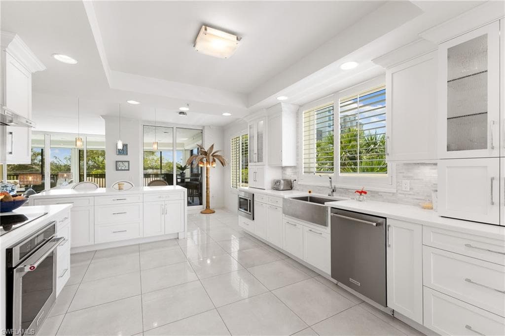 455 Cove Tower Dr 304, Naples, FL 34110-6