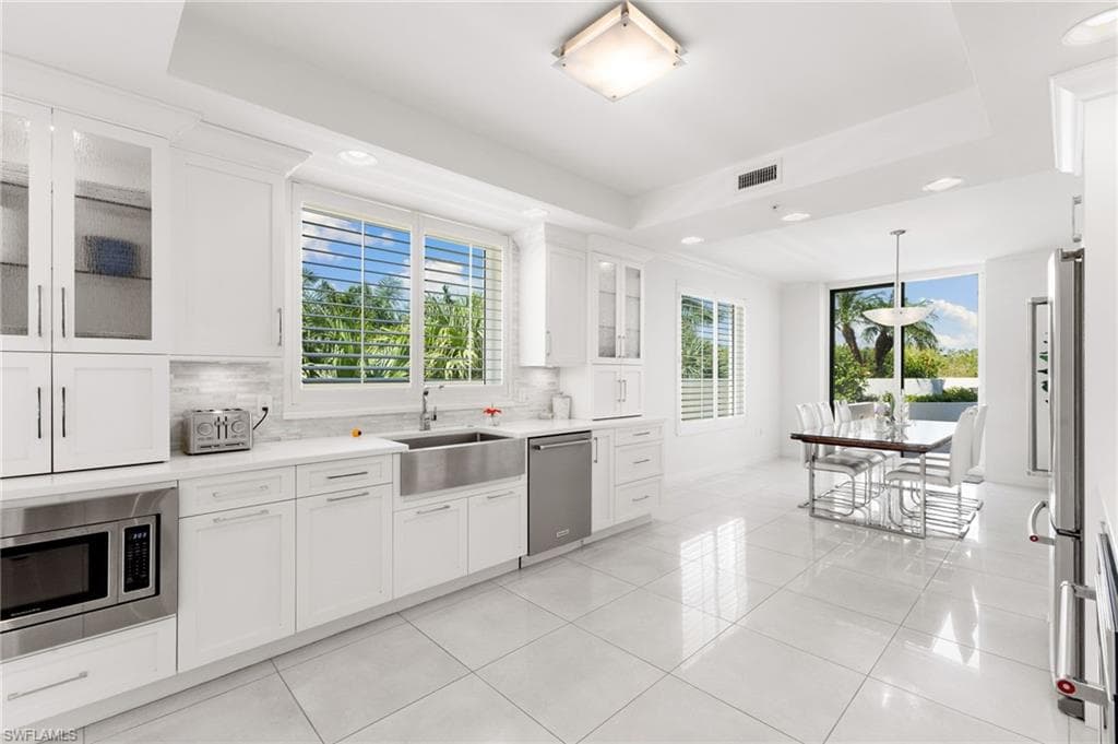 455 Cove Tower Dr 304, Naples, FL 34110-7