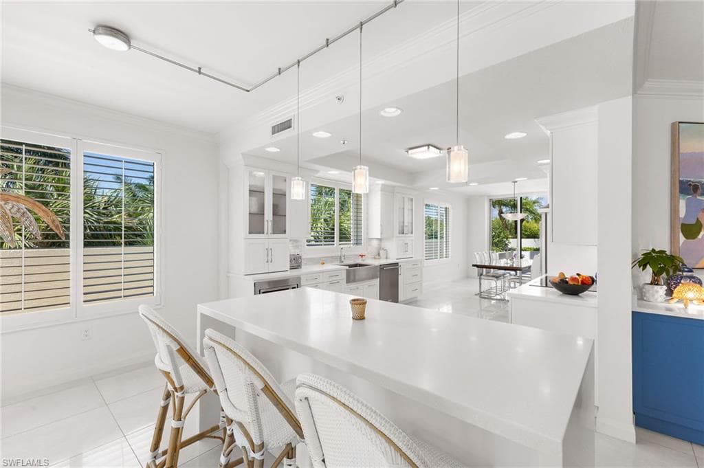 455 Cove Tower Dr 304, Naples, FL 34110-8