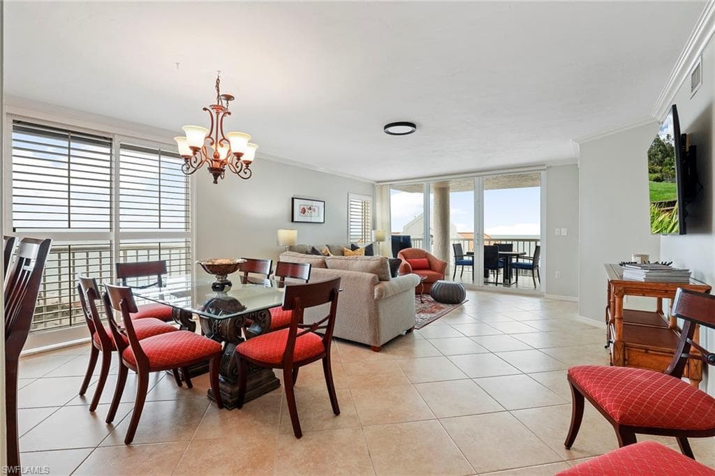 40 Seagate Dr 1201, Naples, FL 34103-2