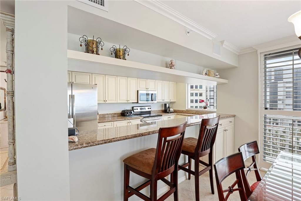 40 Seagate Dr 1201, Naples, FL 34103-6