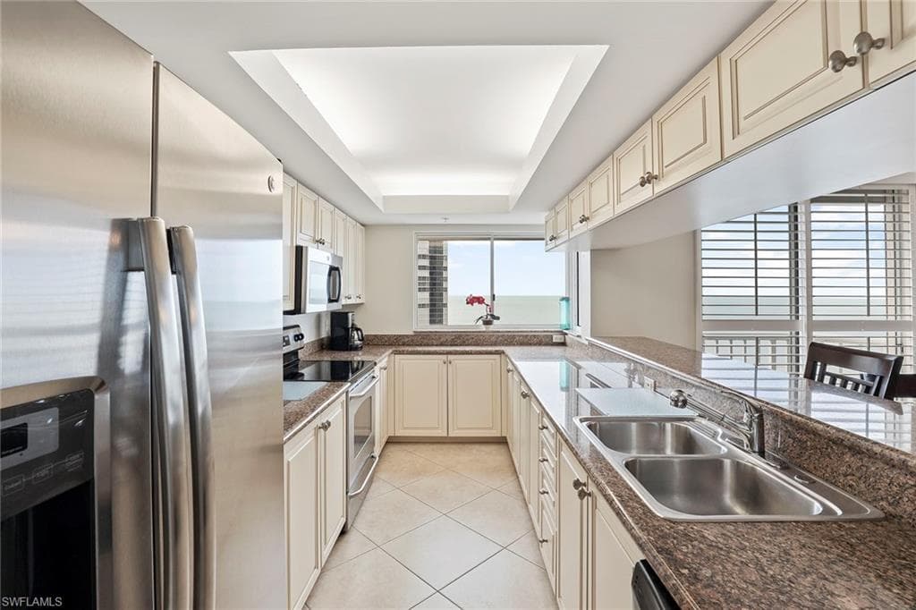 40 Seagate Dr 1201, Naples, FL 34103-7