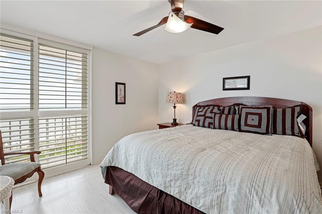 40 Seagate Dr 1201, Naples, FL 34103-8