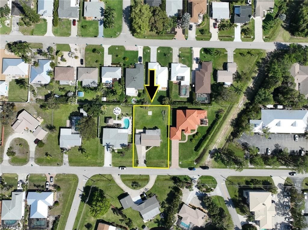 39 8th St, Bonita Springs, FL 34134-20