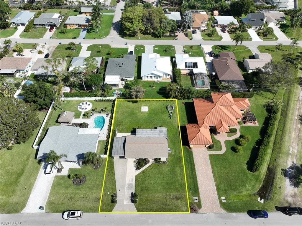 39 8th St, Bonita Springs, FL 34134-4