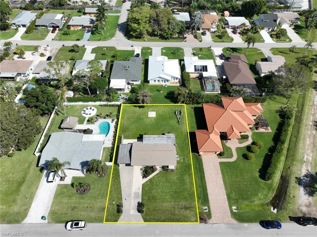 39 8th St, Bonita Springs, FL 34134-4