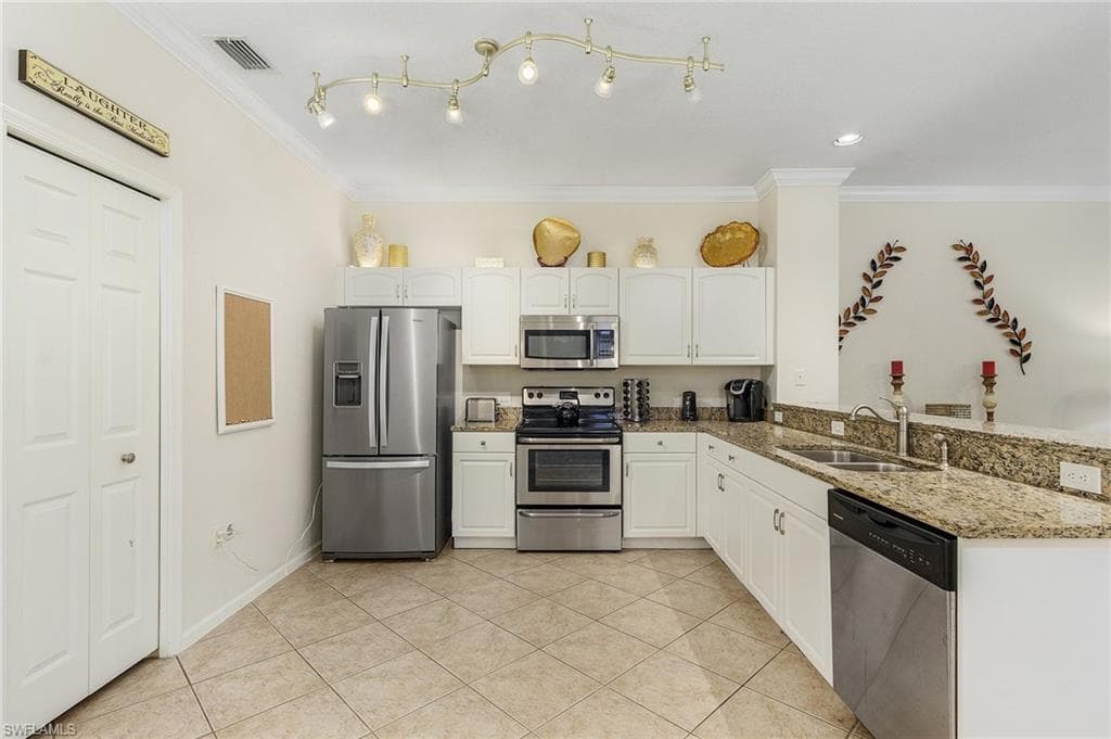 10040 Heather Ln 1404, Naples, FL 34119-7