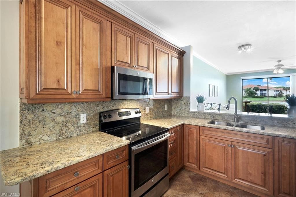 360 Robin Hood Cir 102, Naples, FL 34104-4
