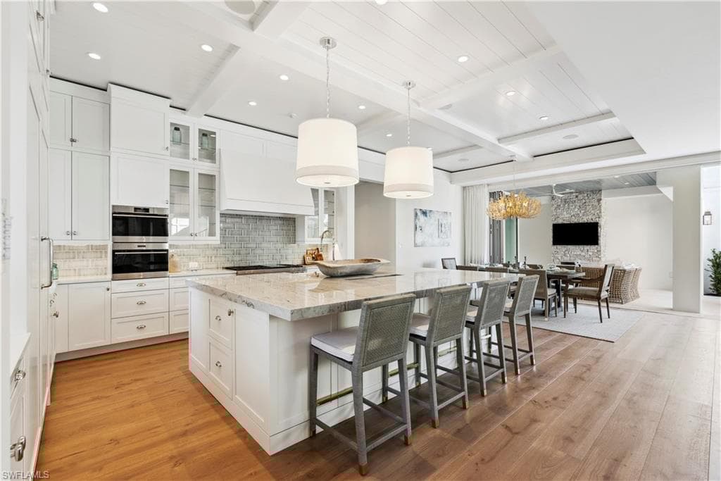 690 7th Ave N, Naples, FL 34102-9
